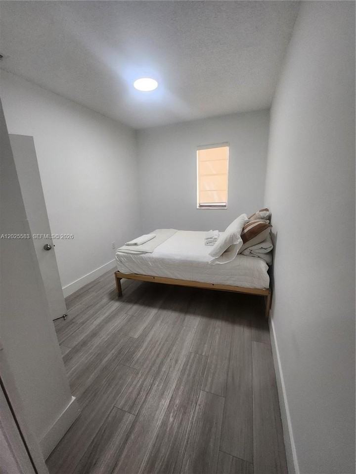 2700 Collins Ave #302 - Photo 4 of 9