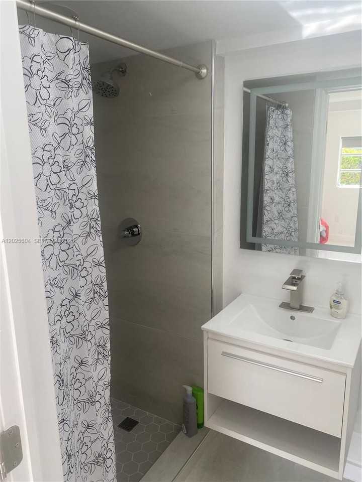 1710 Michigan Ave - Photo 3 of 26
