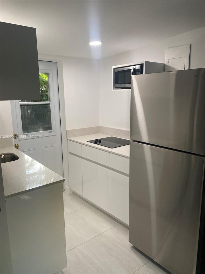 1710 Michigan Ave - Photo 5 of 26