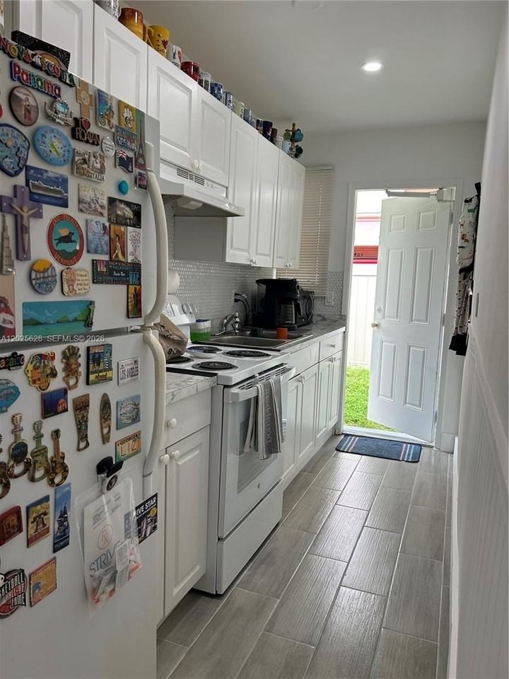 1019 Ne 17th Ter #4 - Photo 4 of 17