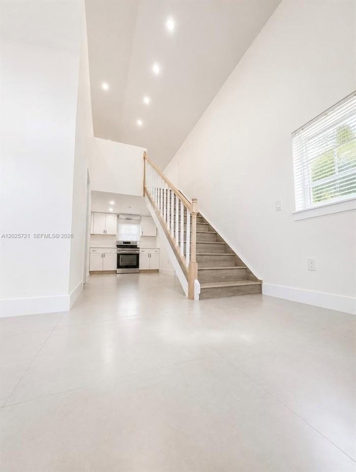 4125 N 32nd Ct - Photo 3 of 10
