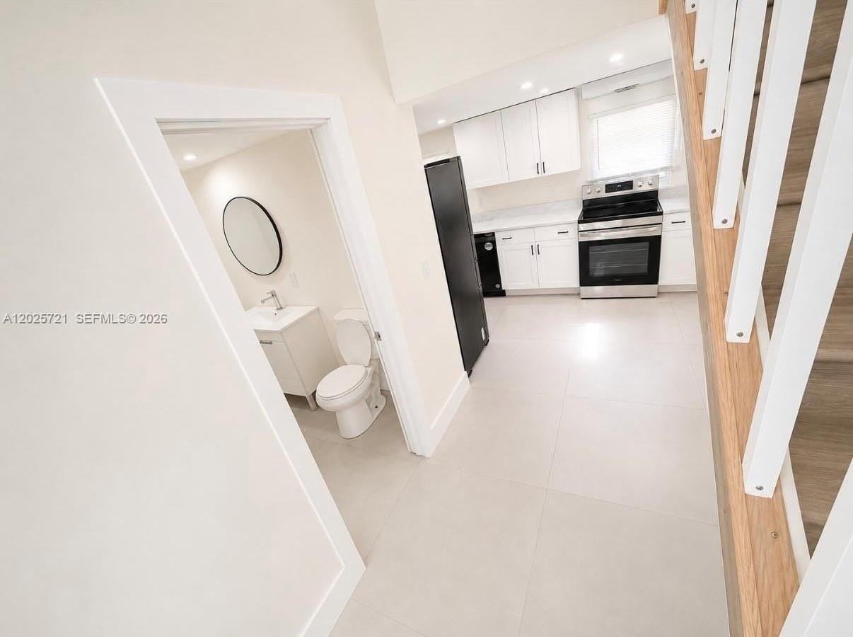 4125 N 32nd Ct - Photo 4 of 10