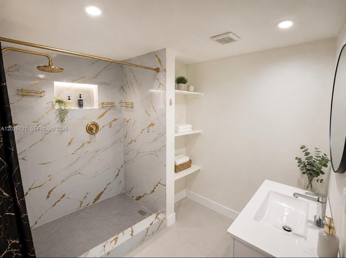 4125 N 32nd Ct - Photo 5 of 10