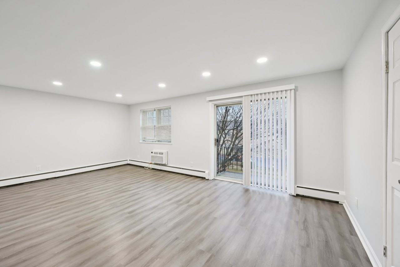 Canterbury Apartments - Photo 5 of 33