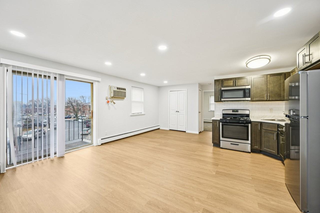 Canterbury Apartments - Photo 6 of 33