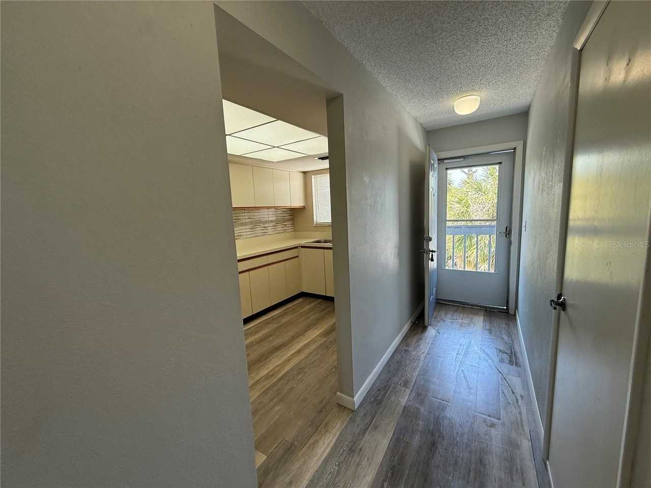 255 Fenwick Dr #18 - Photo 4 of 15