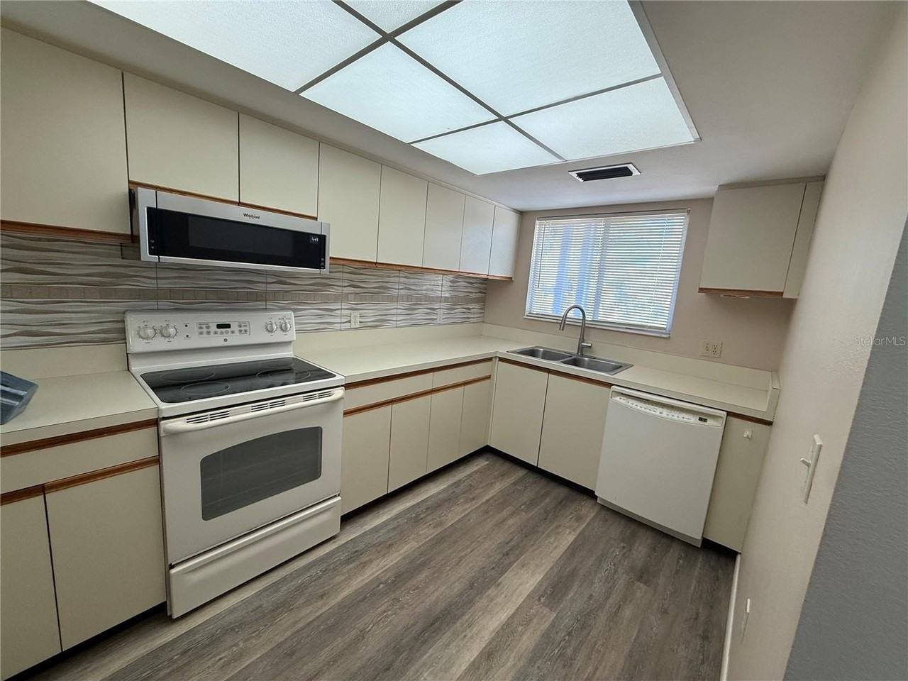 255 Fenwick Dr #18 - Photo 7 of 15