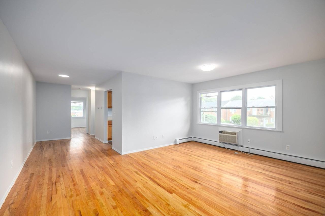 Pinewood Apartments - Photo 7 of 17