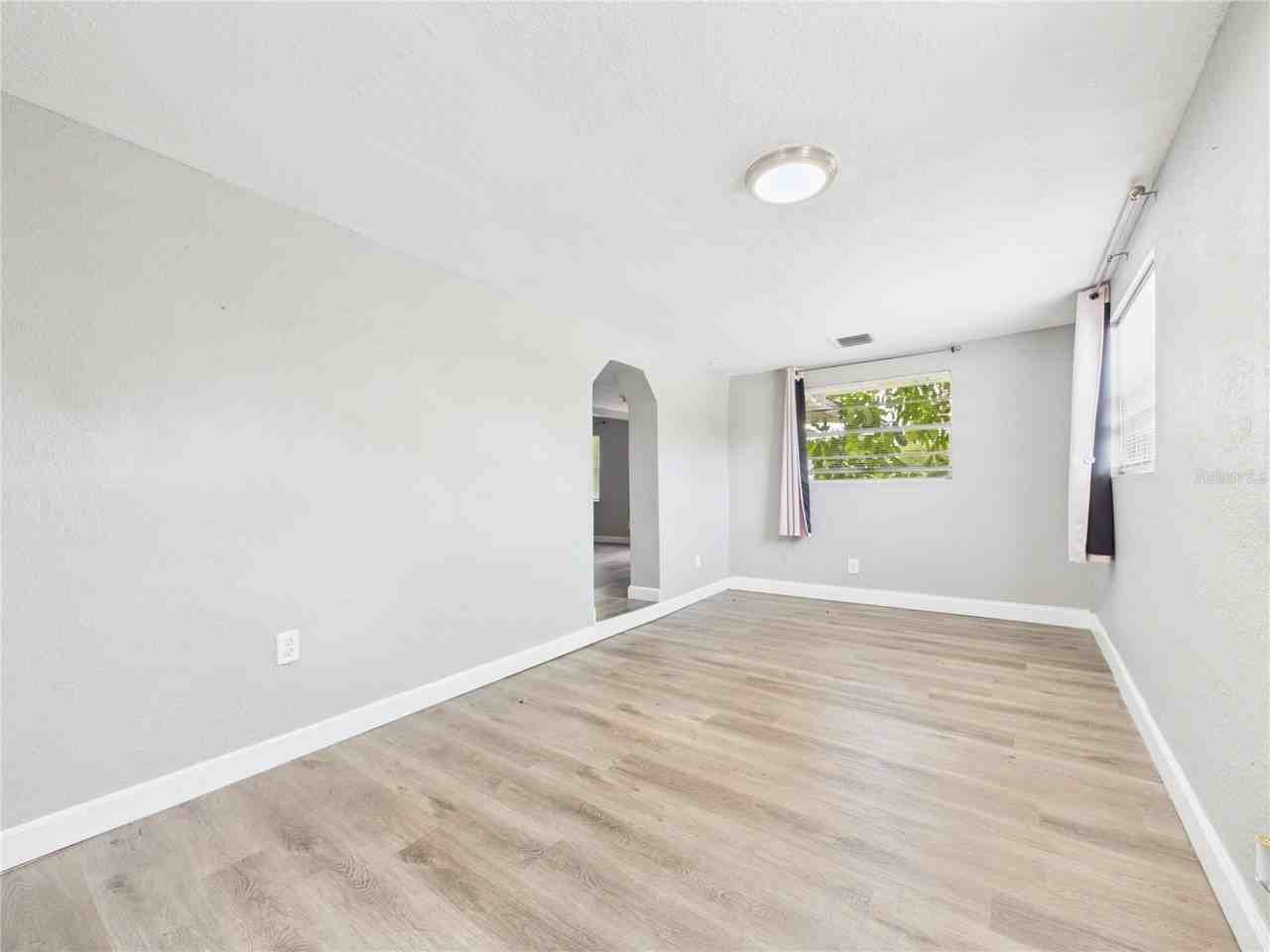 605 S Disston Ave - Photo 3 of 23