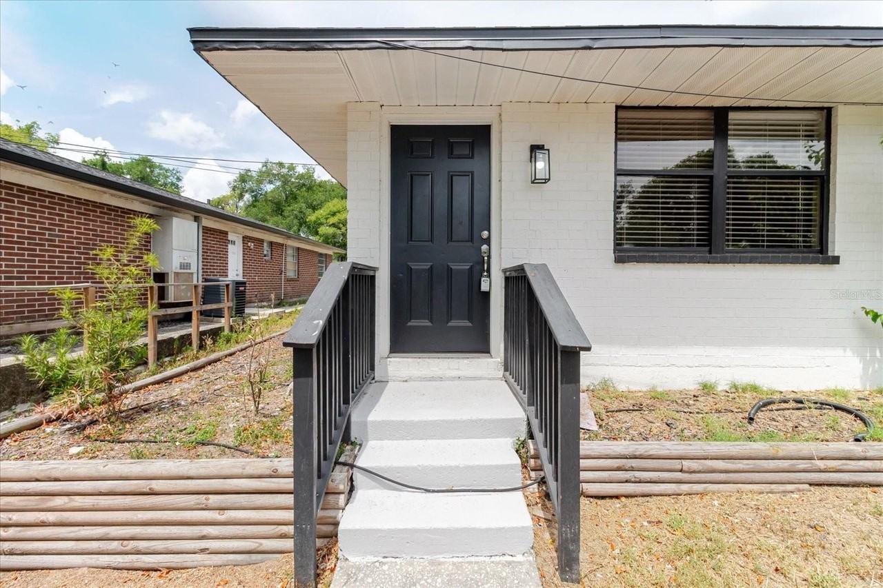 1134 Gilmore Ave - Photo 4 of 50
