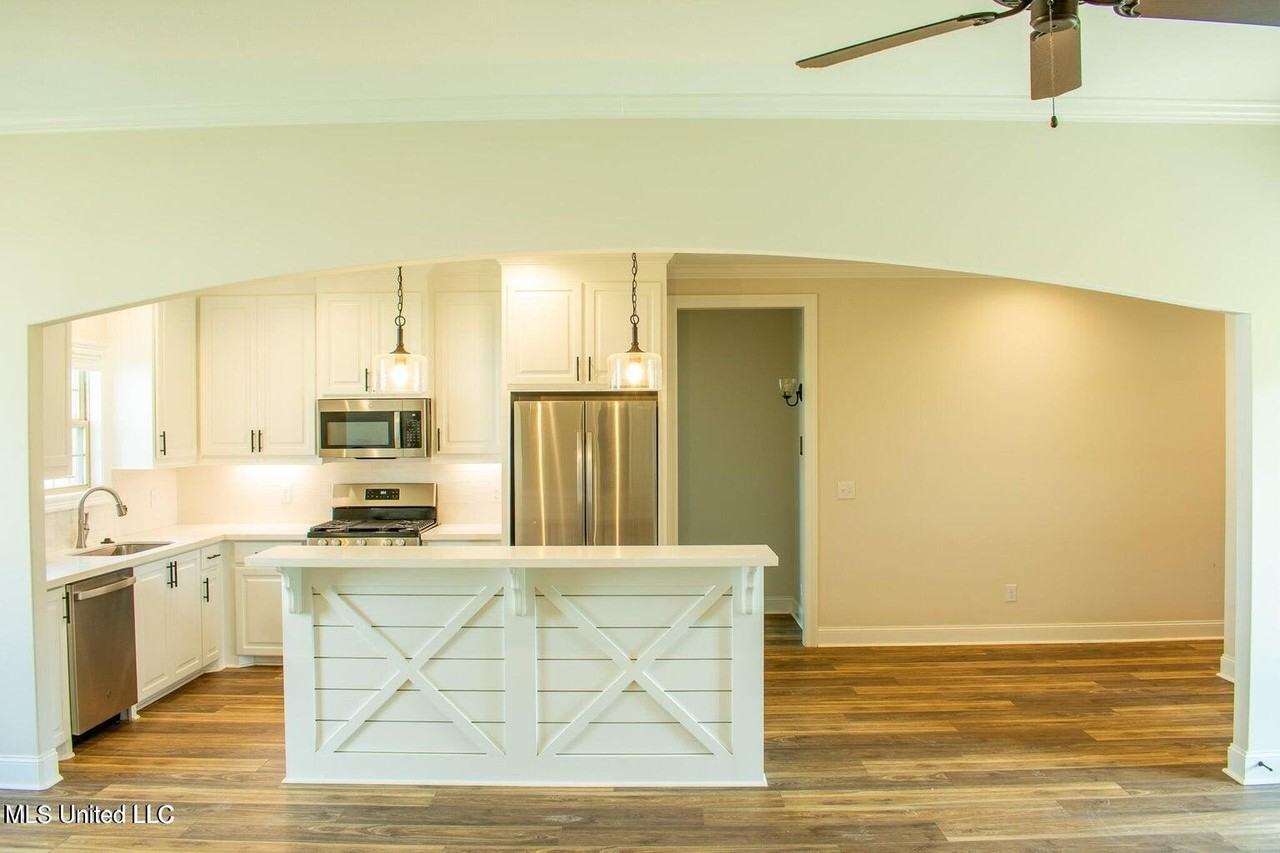 231 Buttonwood Ln - Photo 2 of 20