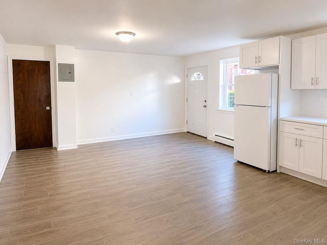 10127 95th St #1R - Photo 2 of 7