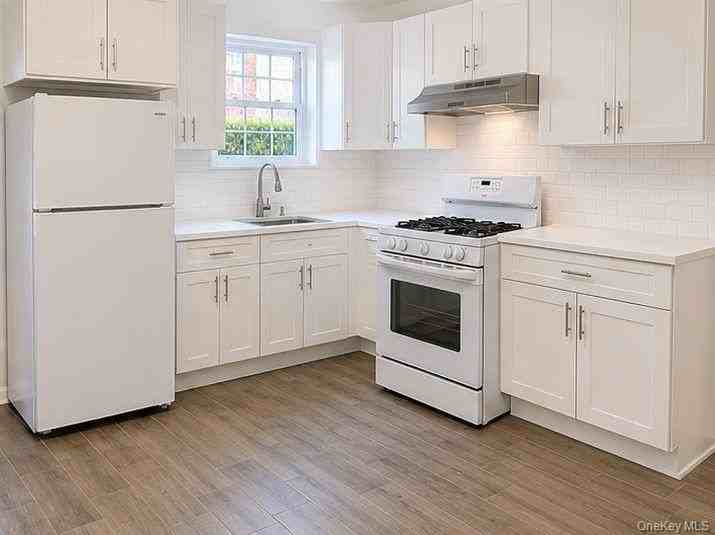 10127 95th St #1R - Photo 3 of 7