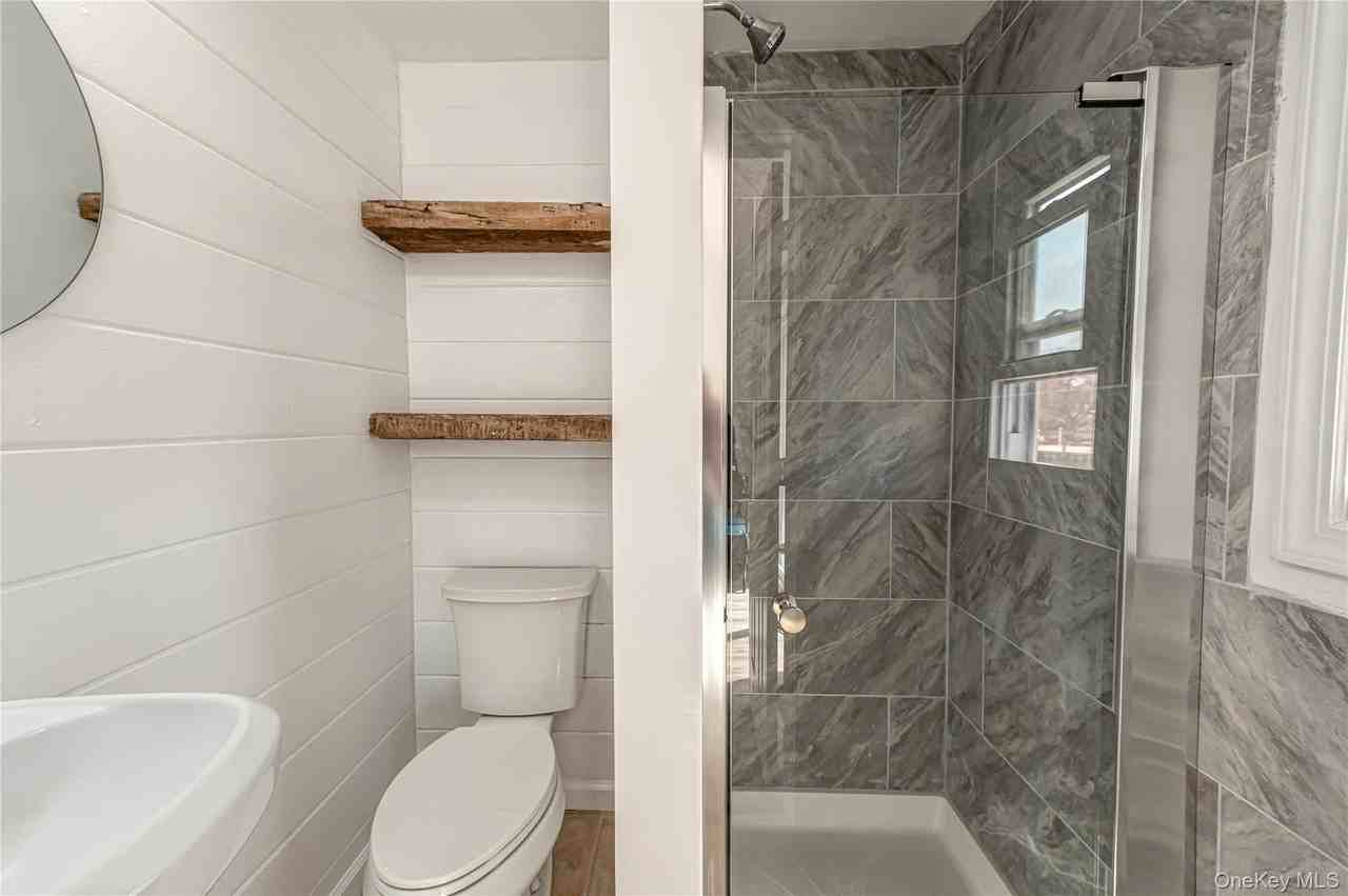 18 Shinnecock Rd #3 - Photo 6 of 9