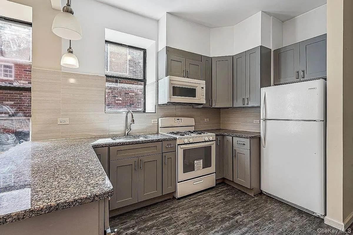 10015 34th Ave - Photo 3 of 5
