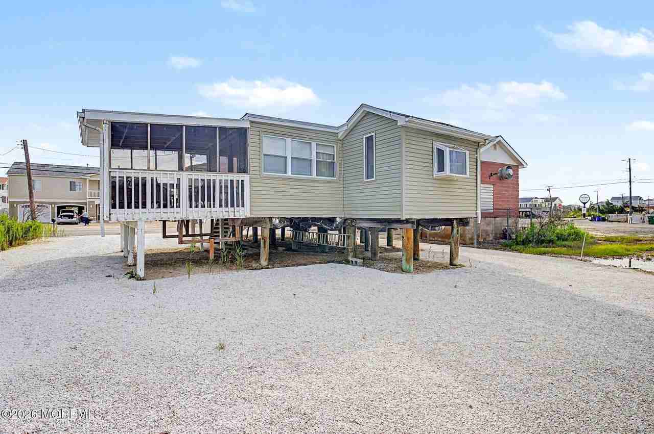 1022 S Green St - Photo 5 of 32