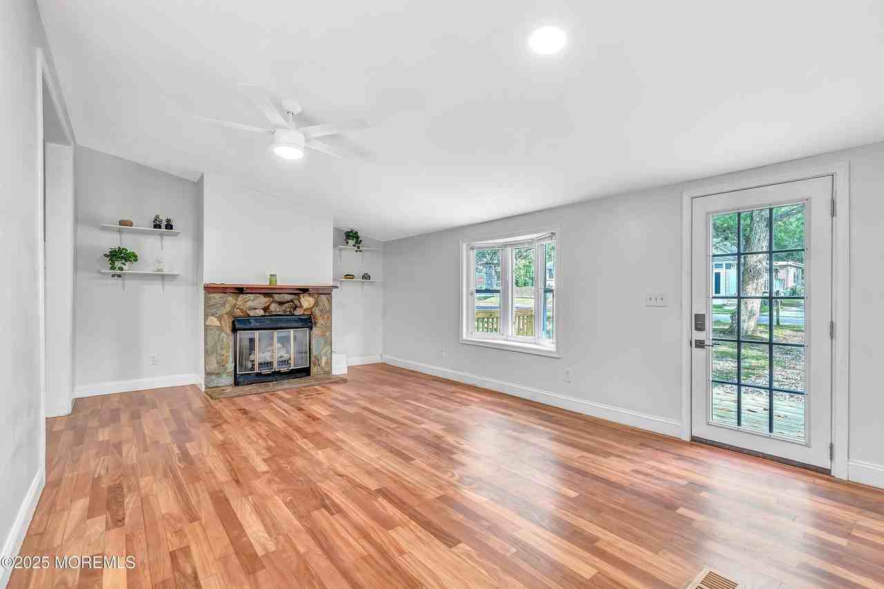 426 7th St - Photo 5 of 34