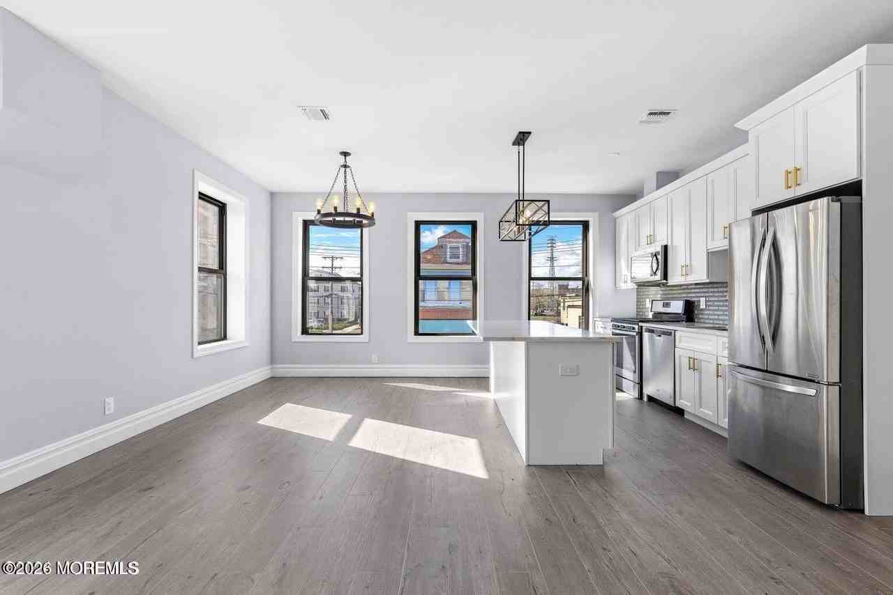 160 Monmouth St #2 - Photo 6 of 27