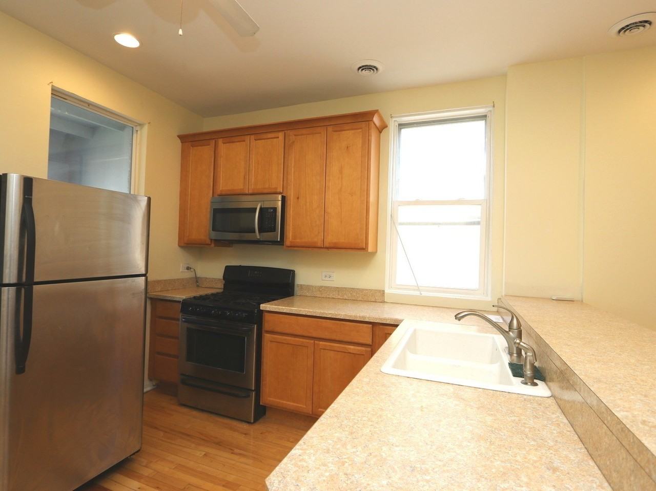 2342 W Barry Ave #2nd - Photo 4 of 12