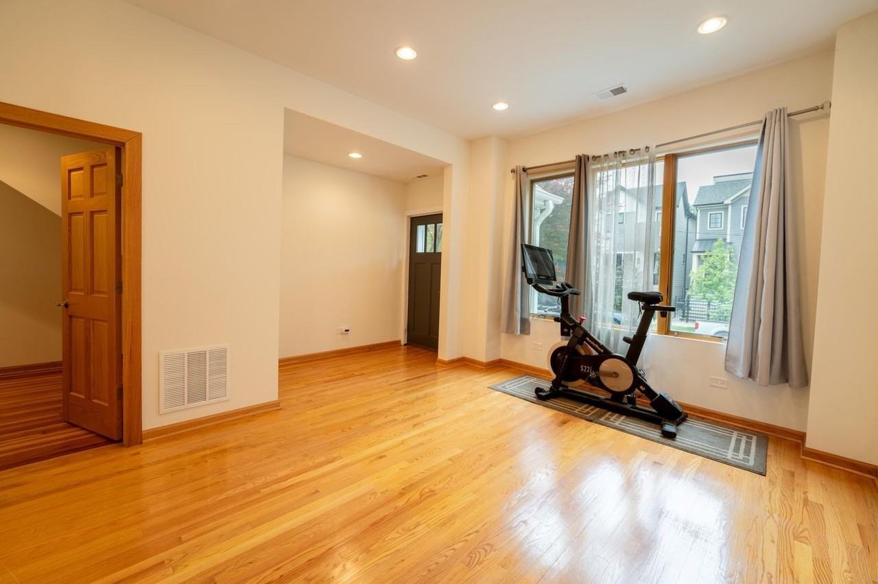 3324 N Hoyne Ave #1 - Photo 3 of 19