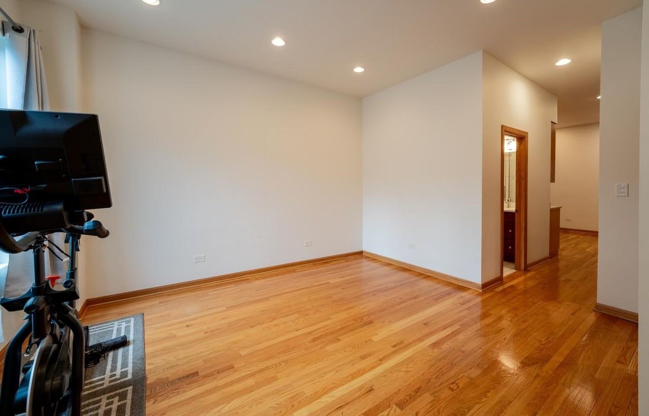 3324 N Hoyne Ave #1 - Photo 4 of 19