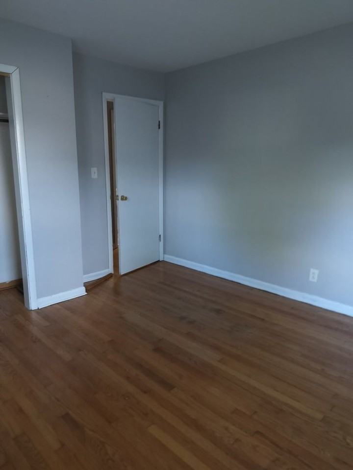 557 E Division St #3 - Photo 4 of 7