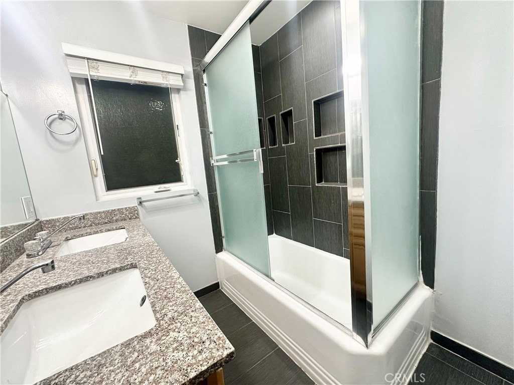 15746 Magnolia Blvd #JADU - Photo 4 of 10