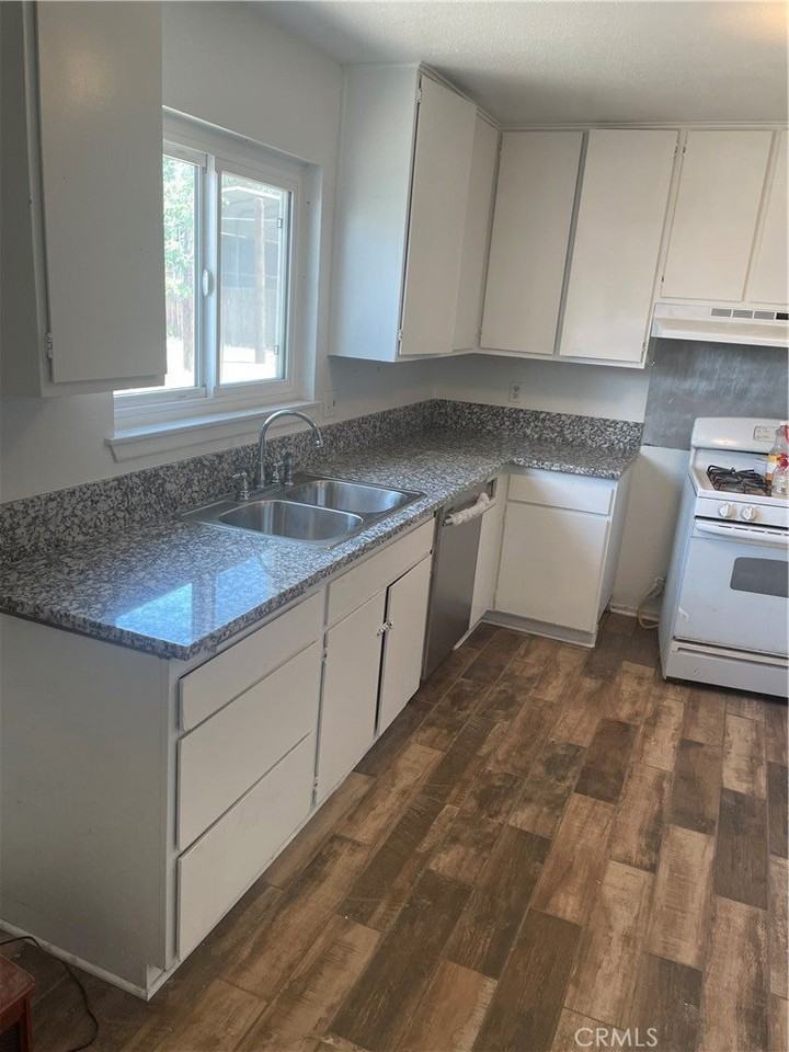 11015 Oakwood Ave - Photo 2 of 8