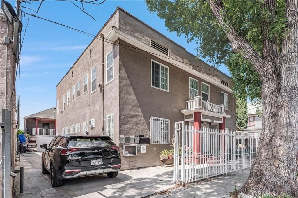 166 E 36th Pl - Photo 2 of 16