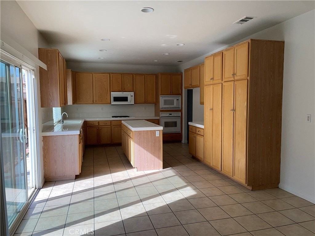 12661 Luna Rd - Photo 7 of 20