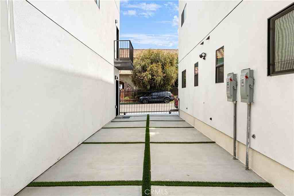 443 N Harvard Blvd #1-2 - Photo 4 of 29