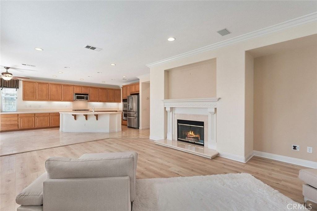8469 Applegate Ct - Photo 4 of 12