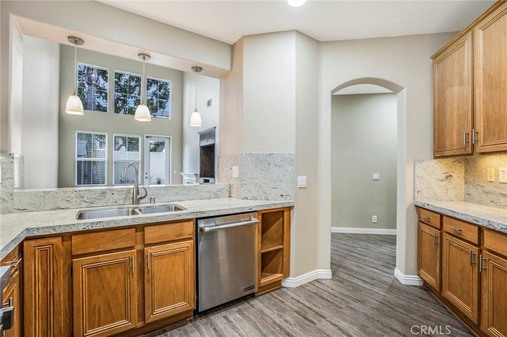 18662 Park Meadow Ln - Photo 4 of 33