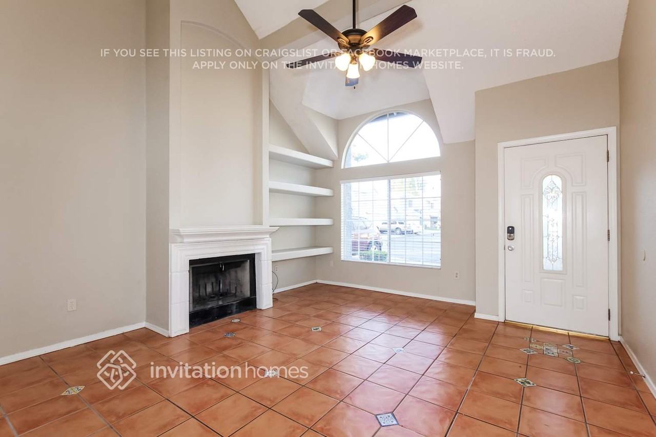 429 W Renee Dr - Photo 3 of 18