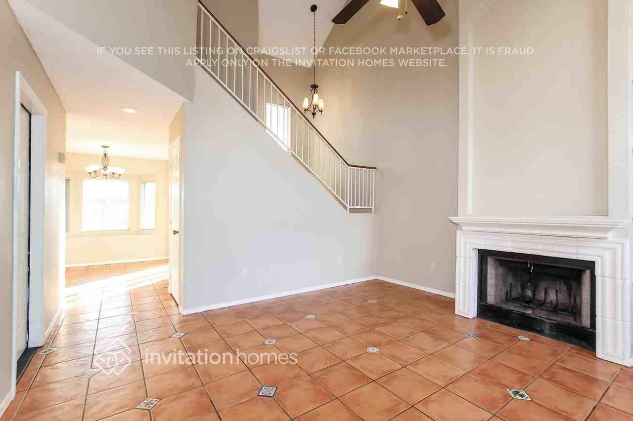 429 W Renee Dr - Photo 4 of 18