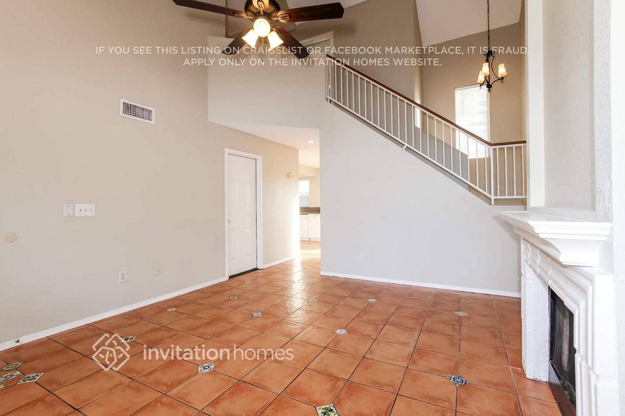 429 W Renee Dr - Photo 5 of 18