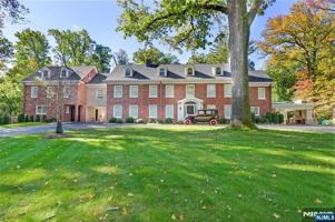 featured image of 292 Maple St