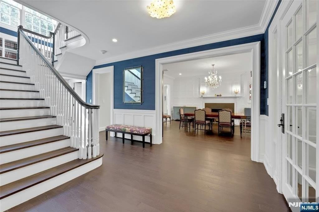 292 Maple St - Photo 4 of 48