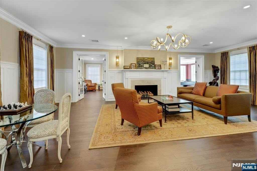 292 Maple St - Photo 5 of 48