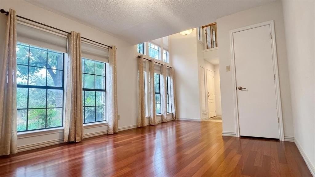 6606 Cliffwood Ct - Photo 4 of 36