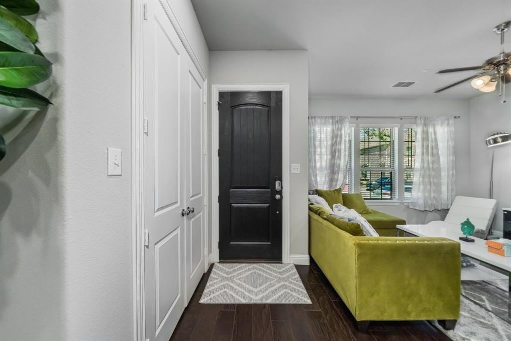 1526 Windermere Way - Photo 4 of 29