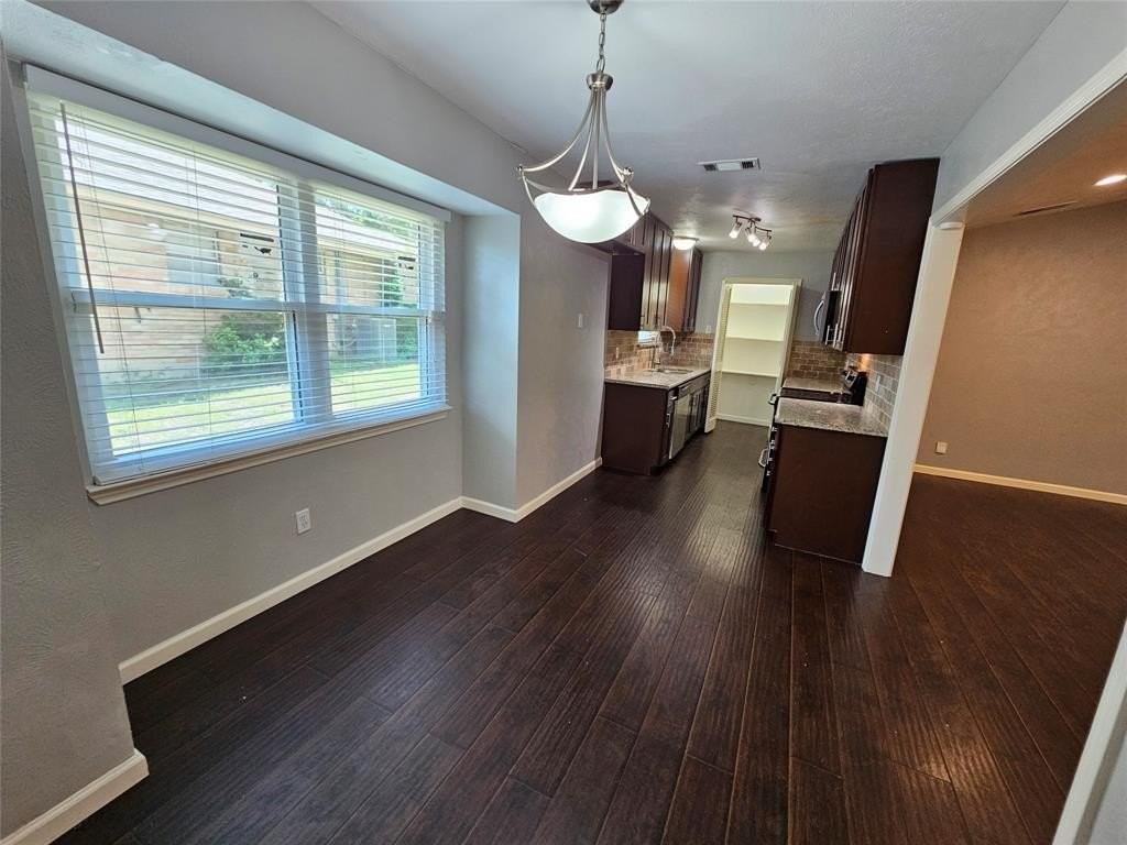 216 Wesley Dr - Photo 3 of 37