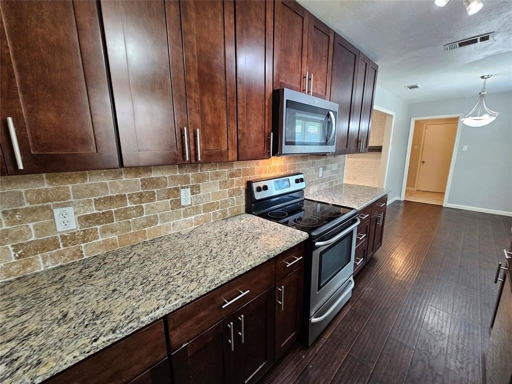 216 Wesley Dr - Photo 4 of 37