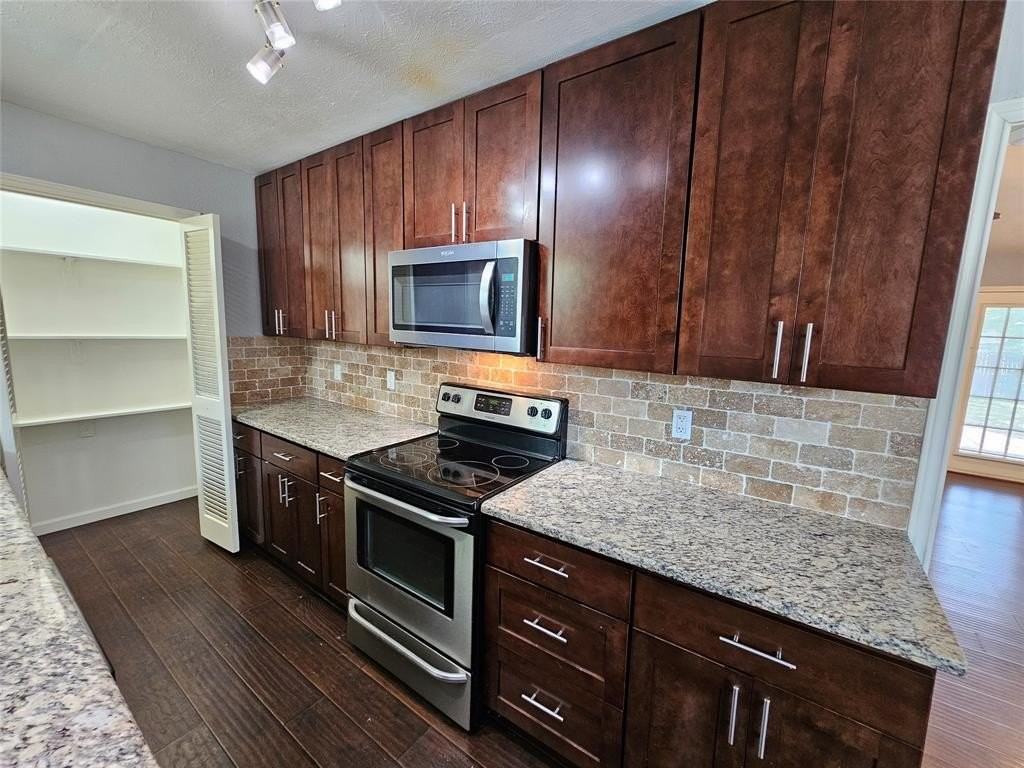 216 Wesley Dr - Photo 5 of 37