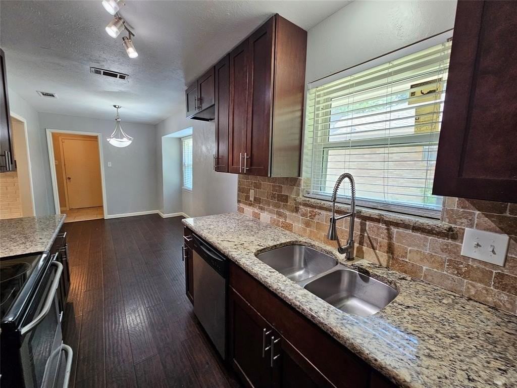 216 Wesley Dr - Photo 7 of 37