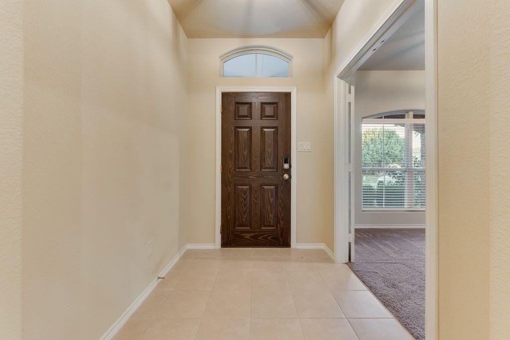 1104 Edgewater Dr - Photo 4 of 18