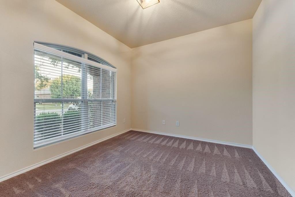 1104 Edgewater Dr - Photo 5 of 18