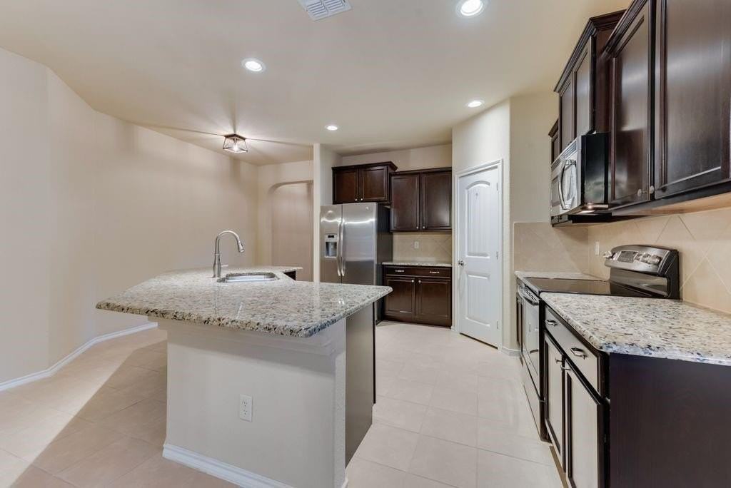 1104 Edgewater Dr - Photo 6 of 18