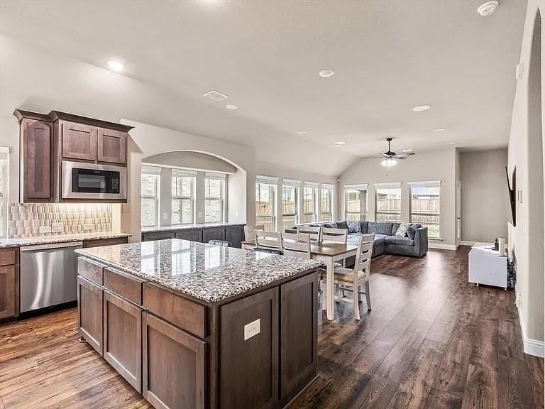905 Sedona St - Photo 7 of 32