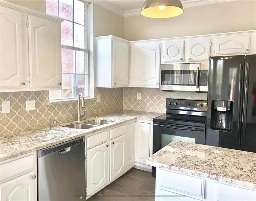 11112 Newport Dr - Photo 3 of 40